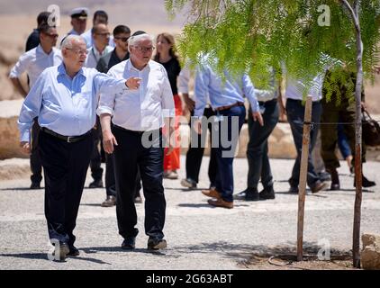 Negev, Israel. 02nd July, 2021. Federal President Frank-Walter Steinmeier and Israeli President Reuven Rivlin (l) arrive to commemorate the gravesite of the founder of the State of Israel, David Ben-Gurion and Paula Ben-Gurion in Ramat HaNegev. The German President's state visit to Israel ends after three days. Credit: Kay Nietfeld/dpa/Alamy Live News Stock Photo