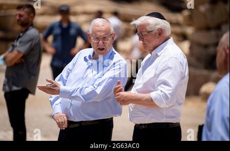 Negev, Israel. 02nd July, 2021. Federal President Frank-Walter Steinmeier and Israeli President Reuven Rivlin (centre) stand at the gravesite of the founder of the State of Israel, David Ben-Gurion and Paula Ben-Gurion in Ramat HaNegev. The German President's state visit to Israel ends after three days. Credit: Kay Nietfeld/dpa/Alamy Live News Stock Photo