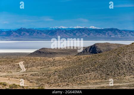 Sevier Lake, Sevier Desert, Cricket Mountains, Pahvant Range in far distance, view from Miller Canyon Road, House Range, Great Basin Desert, Utah, USA Stock Photo