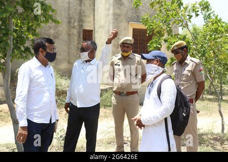 Beawar, India. 01st July, 2021. Beawar, Rajasthan, India, July 1, 2021: Ofiicials and employees of forest department stands during postmortem of a dead panther at forest office in Beawar. Dead body of adult female panther found at entrance of a cave on mountain in a village near Beawar. After postmortem, Doctor told that panther was five to six years old. She was died four to five days ago. Her stomach was empty, so she died due to hunger and thirst. Dead panther was cremated according to Hindu rituals. Credit: Sumit Saraswat/17�Թ����� Live News Stock Photo