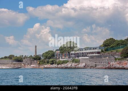 Devil’s Point on the seafront in Stonehouse, Plymouth. Seen from Firestone Bay showing Artillery Tower Restuarant and Nazareth House Stock Photo