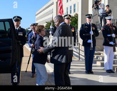 Arlington, Virginia, USA. 30th June 2021. U.S. Secretary of Defense Lloyd Austin, right, welcomes German Defense Minister Annegret Kramp-Karrenbauer on arrival at the Pentagon June 30, 2021 in Arlington, Virginia. Stock Photo