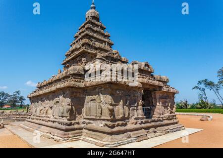 Exterior of the Shore Temple complex (Pallava dynasty) in Mamallapuram, Tamil Nadu, South India, Asia Stock Photo