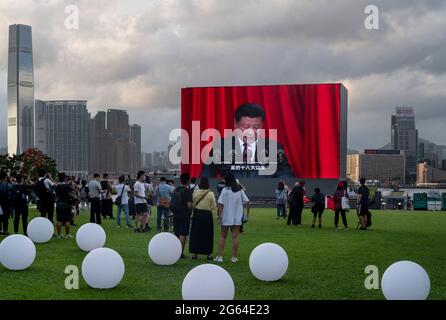 Hong Kong, China. 01st July, 2021. A screen displays footage video of Chinese President of the People's Republic Chinese president Xi Jinping in Hong Kong on July 1, 2021. Hong Kong celebrates its 24th anniversary of the handover to China and the 100th anniversary of the founding of the Communist Party of China. Credit: SOPA Images Limited/Alamy Live News Stock Photo