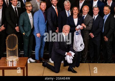 Washington, United States. 02nd July, 2021. U.S. President Joe Biden and U.S. Vice President Kamala Harris pose for photos with 2020 World Series Champions the Los Angeles Dodgers during a ceremony in the East Room of the White House in Washington, DC, U.S., on Friday, July 2, 2021. Biden is hosting the Dodgers to celebrate their 2020 World Series victory, as the administration does more large, in-person events now that coronavirus vaccination rates have increased. Photographer: Samuel Corum/Pool/Sipa USA Credit: Sipa USA/Alamy Live News Stock Photo