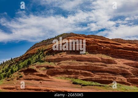 Red rocks of the Triassic Chugwater Formation in the Bighorn Basin along Chief Josepth Scenic Byway, Shoshone National Forest, Wyoming, USA Stock Photo