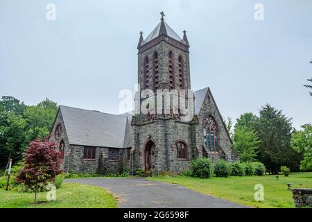 Staatsburg, NY - USA -July 1, 2021: Three quarter view of St Margaret's Episcopal Church, built by Richard Upjohn in 1892. Noted for its stained glass Stock Photo