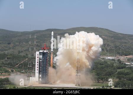 Taiyuan. 3rd July, 2021. A Long March-2D rocket carrying the satellite Jilin-1 01B blasts off from the Taiyuan Satellite Launch Center in north China's Shanxi Province, July 3, 2021. This was the 376th flight mission of the Long March rocket series, the launch center said. Credit: Zheng Taotao/Xinhua/Alamy Live News Stock Photo