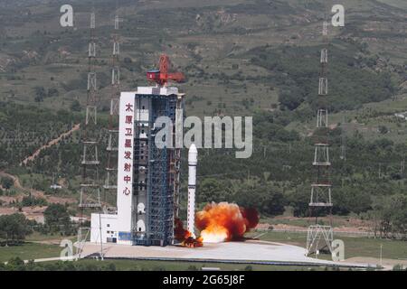 Taiyuan. 3rd July, 2021. A Long March-2D rocket carrying the satellite Jilin-1 01B blasts off from the Taiyuan Satellite Launch Center in north China's Shanxi Province, July 3, 2021. This was the 376th flight mission of the Long March rocket series, the launch center said. Credit: Zheng Taotao/Xinhua/Alamy Live News Stock Photo