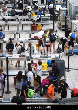 Orlando, United States. 02nd July, 2021. Travelers are seen at a TSA security screening area at Orlando International Airport as the July 4th holiday weekend begins. Americans are expected to travel in record numbers over the Independence Day holiday. (Photo by Paul Hennessy/SOPA Images/Sipa USA) Credit: Sipa USA/Alamy Live News Stock Photo