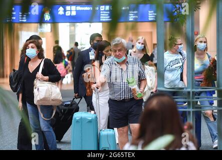 Orlando, United States. 02nd July, 2021. Travelers are seen at Orlando International Airport as the July 4th holiday weekend begins. Americans are expected to travel in record numbers over the Independence Day holiday. Credit: SOPA Images Limited/Alamy Live News Stock Photo