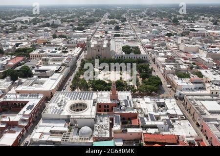 Vista dal finestrino dell'autobus di due per una birra offerta sul  cartellone pubblicitario, Merida, Stato dello Yucatan, Messico Foto stock -  Alamy