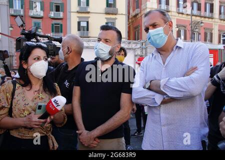 Napoli, Italia - 03 luglio 2021 :'Jesce Sole' era lo slogan con cui il 29 giugno 1996 veniva convocato il primo Pride nazionale di Napoli, la prima manifestazione di orgoglio LGBT  nel sud Italia. Per questo, - nel pieno rispetto di quelle che saranno le vigenti normative in materia di salute e sicurezza - sabato 3 luglio 2021 le associazioni Antinoo Arcigay Napoli, ALFI Le Maree e Associazione Trans Napoli si sono incontrate in Piazza Dante per il Napoli Pride, Venticinque anni dopo quel primo storico Pride del '96. @Jesce, Jesce sole, ancora una volta per riportare il sereno e la gioia.Aless Stock Photo