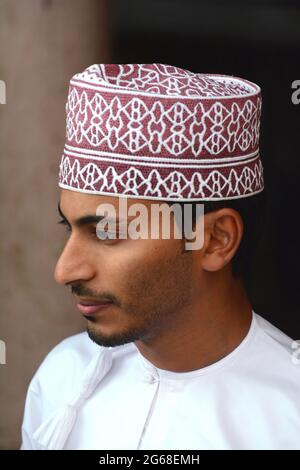 OMAN. HAJAR MOUNTAINS. NIZWA. PORTRAIT OF AN OMANESE IN TRADITIONNEL CLOTHES : DISHDASHA AND KUMMA ON HIS HEAD. Stock Photo