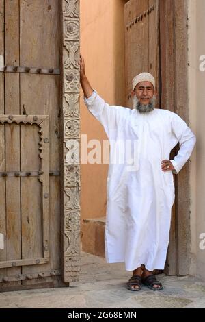 OMAN. HAJAR MOUNTAINS. NIZWA. PORTRAIT OF AN OMANESE IN TRADITIONNEL CLOTHES : DISHDASHA AND KUMMA ON HIS HEAD. Stock Photo