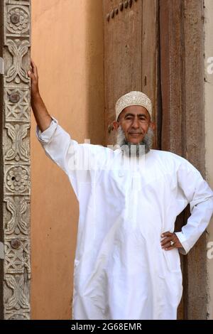 OMAN. HAJAR MOUNTAINS. NIZWA. PORTRAIT OF AN OMANESE IN TRADITIONNEL CLOTHES : DISHDASHA AND KUMMA ON HIS HEAD. Stock Photo