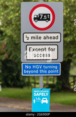 UK weight limit sign restricting HGVs over 7.5t except for access. cyclists safety notice Stock Photo