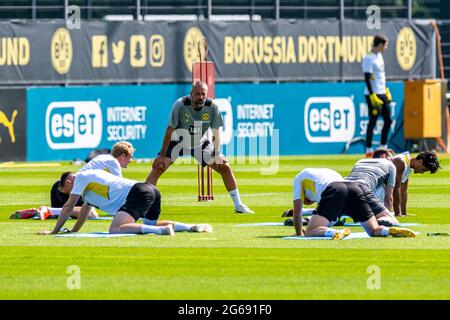 Dortmund, Germany. 04th July, 2021. Football: Bundesliga, training kick-off Borussia Dortmund at the training centre on Adi-Preisler-Allee in Brackel. Coach Marco Rose observes the stretching exercises of his team. Credit: David Inderlied/dpa/Alamy Live News Stock Photo