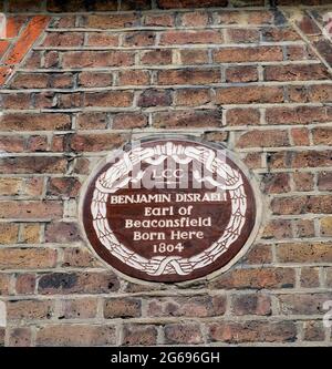 Brown ceramic LCC London County Council Benjamin Disraeli wall plaque 'Earl of Beaconsfield Born Here 1804' London Englan UK   KATHY DEWITT Stock Photo