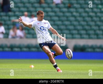 Twickenham, London, UK. 4th July, 2021. International Rugby, Autumn Internationals, England versus United States of America; Henry Slade of England warms up Credit: Action Plus Sports/Alamy Live News Stock Photo
