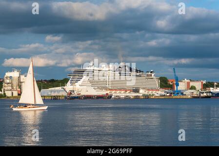 Das Kreuzfahrtschiff MSC Seaview im Ostuferhafen auf Liegeplatz 1, eine Segelyacht fährt vorbei Stock Photo