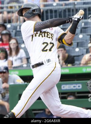 Photo: Pittsburgh's Mascot the Pirate Parrot Helps Ground Crew -  PIT2021070406 