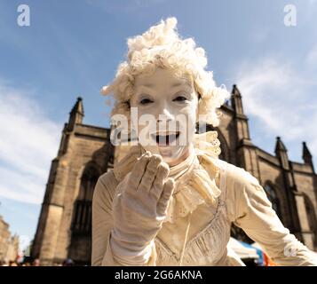 Street performer on High Street during Edinburgh Fringe Festival 2016 in Scotland , United Kingdom Stock Photo