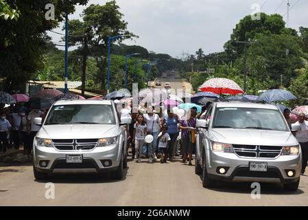 July 4, 2021: Relatives and hundreds of residents of Jonathan Herrera and Eduardo Aaguilar, young adolescents from Amatlan Veracruz, carry out the funeral to dismiss them after they were killed by elements of the Civil Force. Credit: Hector Adolfo Quintanar Perez/ZUMA Wire/Alamy Live News Stock Photo