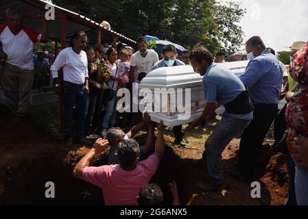 July 4, 2021: Relatives and hundreds of residents of Jonathan Herrera and Eduardo Aaguilar, young adolescents from Amatlan Veracruz, carry out the funeral to dismiss them after they were killed by elements of the Civil Force. Credit: Hector Adolfo Quintanar Perez/ZUMA Wire/Alamy Live News Stock Photo