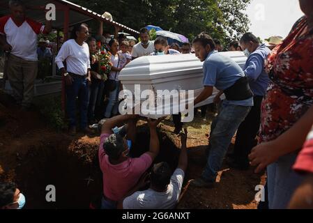 July 4, 2021: Relatives and hundreds of residents of Jonathan Herrera and Eduardo Aaguilar, young adolescents from Amatlan Veracruz, carry out the funeral to dismiss them after they were killed by elements of the Civil Force. Credit: Hector Adolfo Quintanar Perez/ZUMA Wire/Alamy Live News Stock Photo