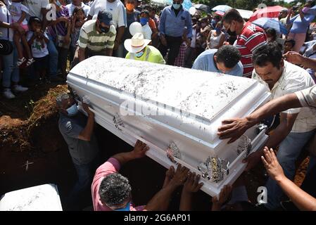 July 4, 2021: Relatives and hundreds of residents of Jonathan Herrera and Eduardo Aaguilar, young adolescents from Amatlan Veracruz, carry out the funeral to dismiss them after they were killed by elements of the Civil Force. Credit: Hector Adolfo Quintanar Perez/ZUMA Wire/Alamy Live News Stock Photo