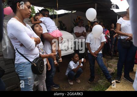 Mexico. 4th July, 2021. Relatives and hundreds of residents of Jonathan Herrera and Eduardo Aaguilar, say good bye to the two teens from Amatlan Veracruz after they were killed by elements of the Civil Force. Credit: Hector Adolfo Quintanar Perez/ZUMA Wire/Alamy Live News Stock Photo