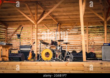 Stage Set Up Instruments empty stage with band equipment set up Stock Photo - Alamy