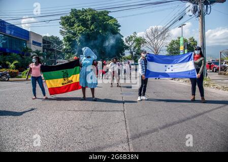 La Ceiba, Atlantida, Honduras. 31st May, 2021. Protesters hold an OFRANEH  (Black Fraternal Organization of Honduras) flag during the  demonstration.Protest against the proposed ZEDE (Zone of Employment and  Economic Development) that would