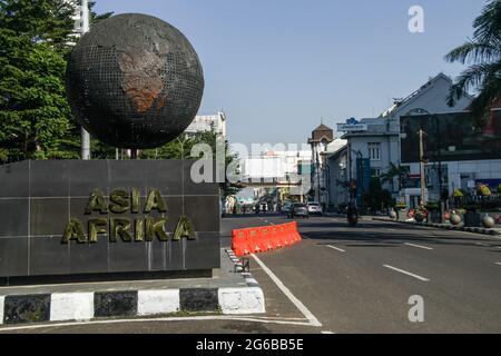 Bandung, Indonesia. 05th July, 2021. View of a deserted street in Bandung during the Covid-19 Emergency Restrictions in Bandung. Indonesian government has decided to impose an emergency restriction starting from July 3 to July 20, which limit the resident's mobility to curb the spread the Covid-19 virus, Currently, a number of hospitals in Jakarta and Bandung are full or over capacity. (Photo by Algi Febri Sugita/SOPA Images/Sipa USA) Credit: Sipa USA/Alamy Live News Stock Photo