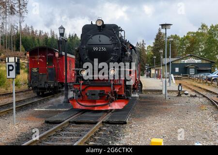 Dampflok mit Zug von Brockenbahn im Harz steht in Bahnhof Schierke, Wernigerode, Sachsen-Anhalt, Deutschland, Europa Stock Photo