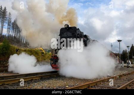 Dampflok stößt Dampf aus, Brockenbahn im Harz, Bahnhof Schierke, Wernigerode, Sachsen-Anhalt, Deutschland, Europa Stock Photo
