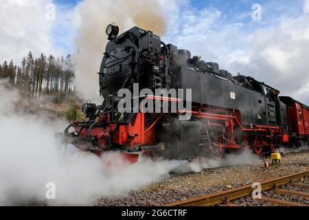 Dampflok stößt Dampf aus, Brockenbahn im Harz, Bahnhof Schierke, Wernigerode, Sachsen-Anhalt, Deutschland, Europa Stock Photo