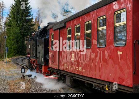 Wagon und Dampflok verlässt Bahnhof, Brockenbahn im Harz, Bahnhof Schierke, Wernigerode, Sachsen-Anhalt, Deutschland, Europa Stock Photo