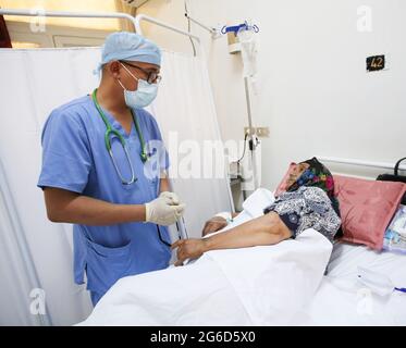 Kairouan, Tunisia. 1st Jan, 2000. Tunisian chief physician attends to a patient infected with COVID-19 at the Aghlabide hospital in the east-central city of Kairouan.Tunisia placed the capital Tunis and the northern town of Bizerte under a partial lockdown from July 14 in a bid to rein in record daily coronavirus cases and deaths. Credit: Jdidi Wassim/SOPA Images/ZUMA Wire/Alamy Live News Stock Photo