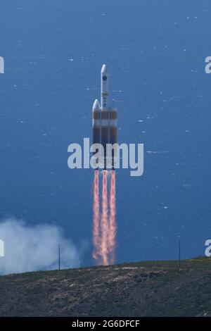 A United Launch Alliance Delta IV Heavy rocket carrying a National Reconnaissance Office payload launched by team Vandenberg from Space Launch Complex-6 here Monday at 1:47 p.m. PDT. This was the ninth Delta IV-Heavy launched from Vandenberg, with the first launch occurring Jan. 20, 201, and it is the largest rocket ever to launch from the West Coast of the United States. (U.S. Space Force photo by Michael Peterson) Stock Photo