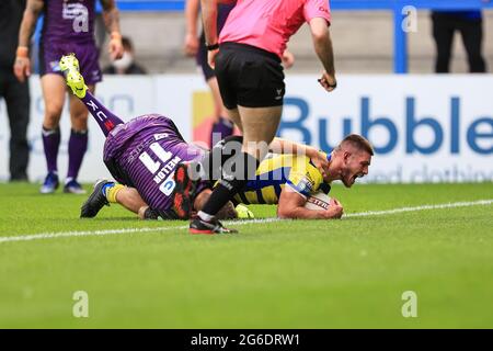 Danny Walker (16) of Warrington Wolves goes over for a try Stock Photo