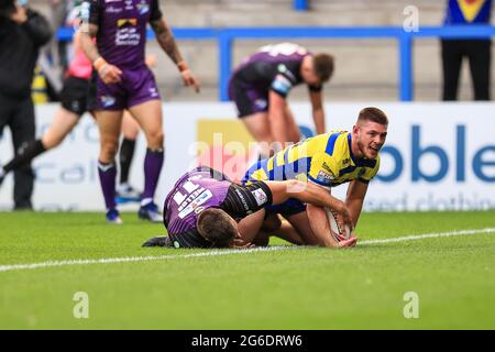 Danny Walker (16) of Warrington Wolves goes over for a try Stock Photo