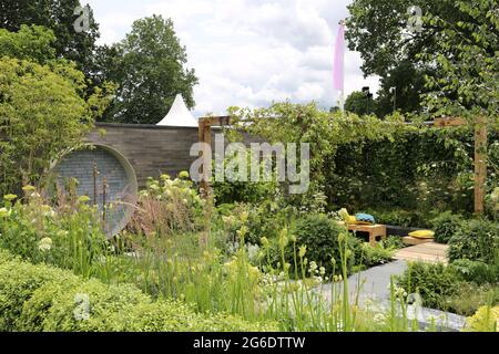 'A Place to Meet Again' Lifestyle Garden, Silver-Gilt Medal, RHS Hampton Court Palace Garden Festival 2021, Preview Day, 5 July 2021, London, UK Stock Photo