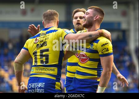 Danny Walker (16) of Warrington Wolves celebrates his try Stock Photo