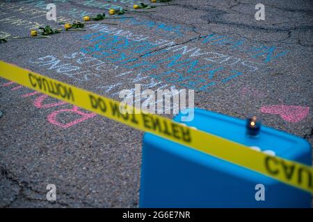 Boulder, Colorado, USA. 22nd Mar, 2021. Chalk and flowers laid out at vigil memorial ceremony at Fairview high school honoring ten people who were killed during a mass shooting in Boulder, Colorado. Credit: ¬ Credit: Carl Payne/ZUMA Wire/ZUMAPRESS.com/Alamy Live News Stock Photo