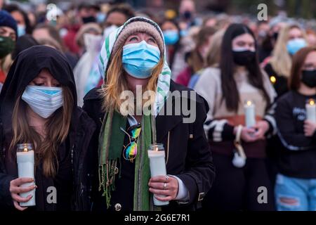 Boulder, Colorado, USA. 22nd Mar, 2021. Community members gather for a vigil memorial ceremony at Fairview high school honoring ten people who were killed during a mass shooting in Boulder, Colorado. Credit: Carl Payne/ZUMA Wire/ZUMAPRESS.com/Alamy Live News Stock Photo