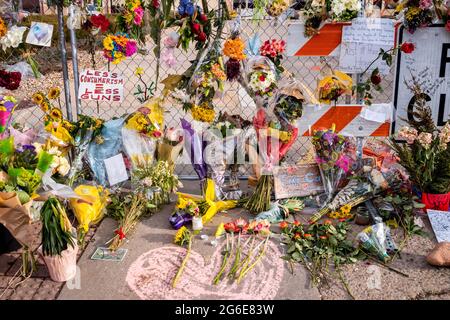 Boulder, Colorado, USA. 22nd Mar, 2021. Memorial made on fence surrounding the King Soopers where a mass shooting took the live of ten people in Boulder, Colorado. Credit: Carl Payne/ZUMA Wire/ZUMAPRESS.com/Alamy Live News Stock Photo