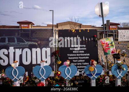 Boulder, Colorado, USA. 22nd Mar, 2021. Memorial made on fence surrounding the King Soopers where a mass shooting took the live of ten people in Boulder, Colorado. Credit: ¬ Credit: Carl Payne/ZUMA Wire/ZUMAPRESS.com/Alamy Live News Stock Photo