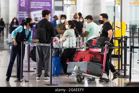 Mississauga, Canada. 5th July, 2021. Travelers wearing face masks wait for shuttle buses at Toronto Pearson International Airport in Mississauga, Ontario, Canada, on July 5, 2021. Starting from Monday, 'fully vaccinated' Canadians and permanent residents can enter Canada without undergoing quarantine. Credit: Zou Zheng/Xinhua/Alamy Live News Stock Photo